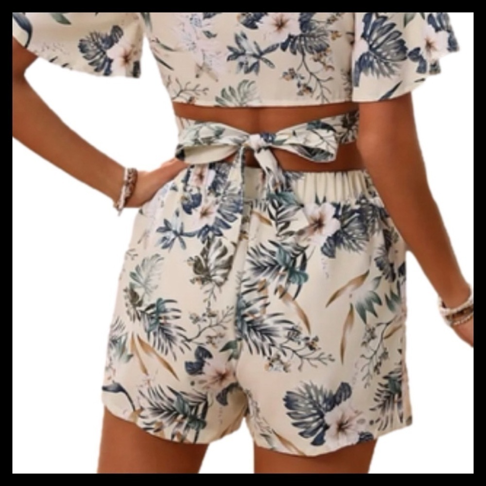 BOUTIQUE Two Piece Set Tropical Print 🌴✨ - Picture 5 of 7